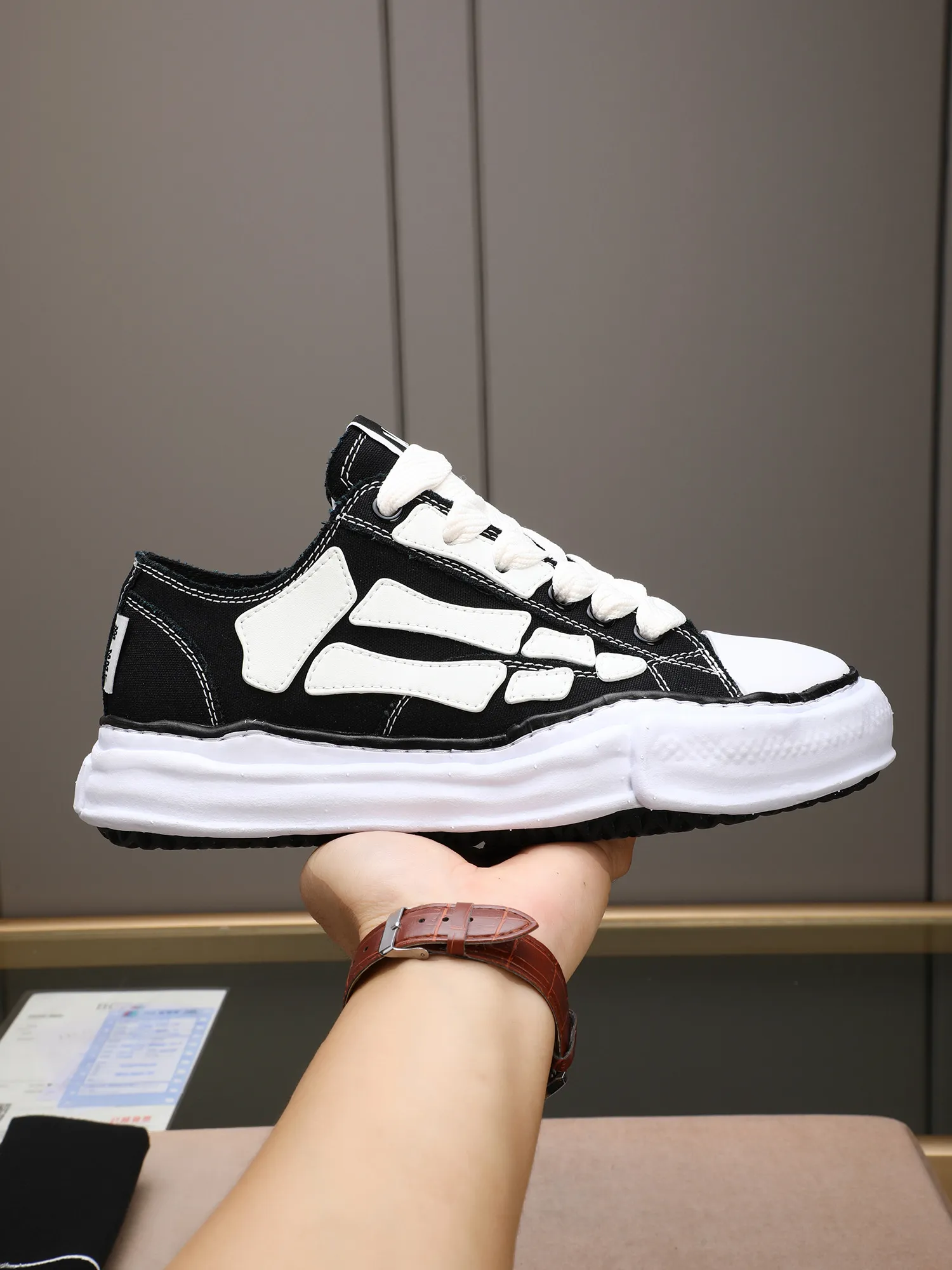 Men's shoes 💰520 AMIRI × Maison MIHARA YASUHIRO Bone Dissolving Shoes Brand Order Original Order Quality 🌈 AMIRIxMMY work together to launch joint shoes that cleverly integrate the classic designs of the two brands. The handmade clay mold soles and AMIRI's signature BONES leather embroidery details are a major feature of the shoes, showing unique craftsmanship and style 🚩 Material: upper original custom-made space Monica canvas! Lining: original technical cloth, outsole: original molded EVA foam bottom, code number: women's 35-39 (40, custom-made, non-refundable), men 39-44 (45, custom-made, non-refundable), full set of counter original packaging